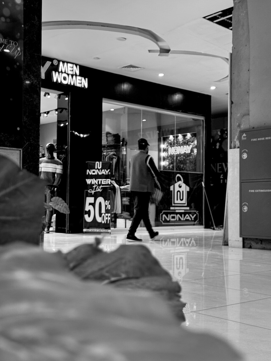 undercover detective in mall